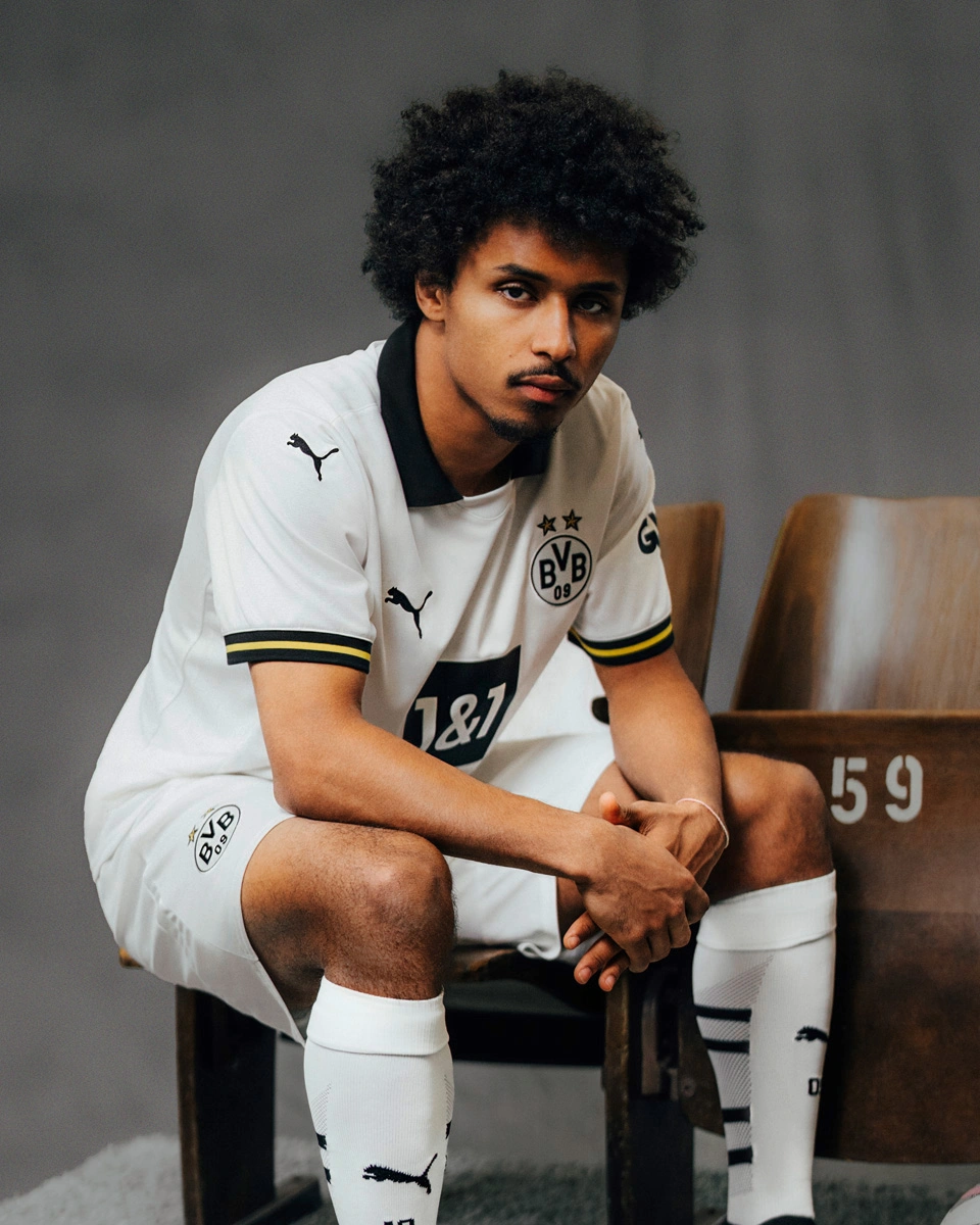 多特蒙德客场轻松获胜,继续领跑的球员 多特蒙德客场轻松获胜,继续领跑的球员