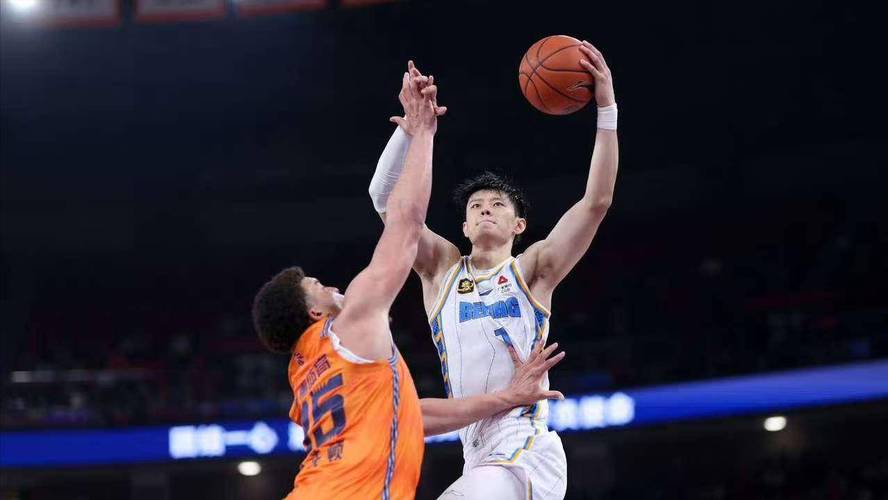 上海队主场惜败，顽强表现却无法改写CBA联赛战绩的简单介绍