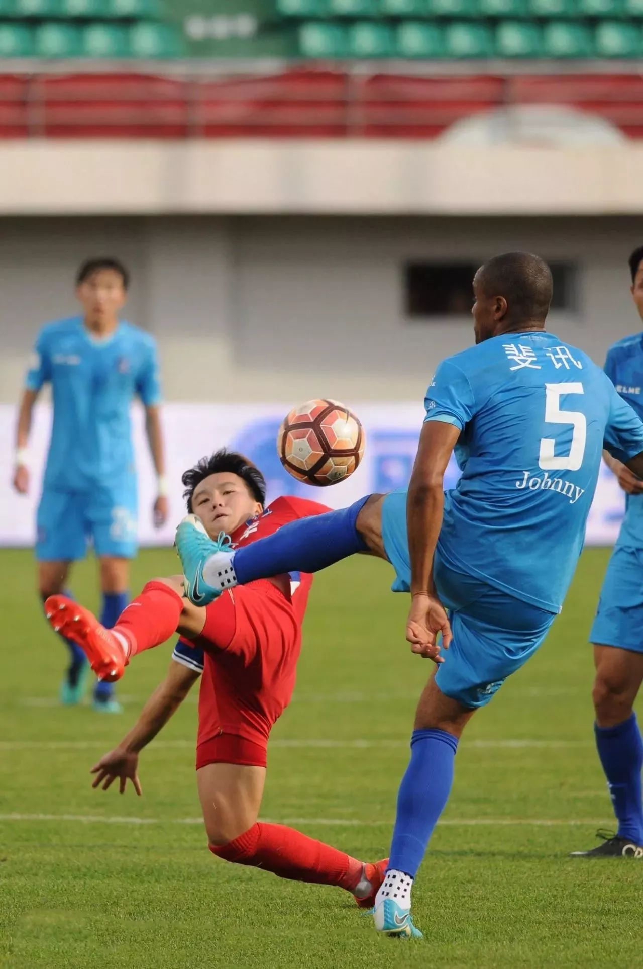 青岛黄海客场逆转胜利，三分收入囊中的简单介绍