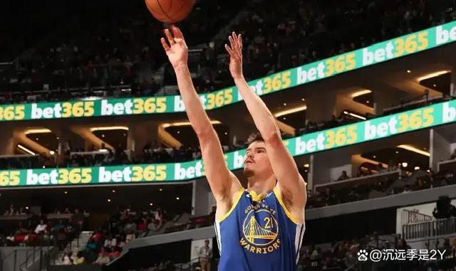 镇守内线！黄蜂队重用内线球员提高防守的简单介绍