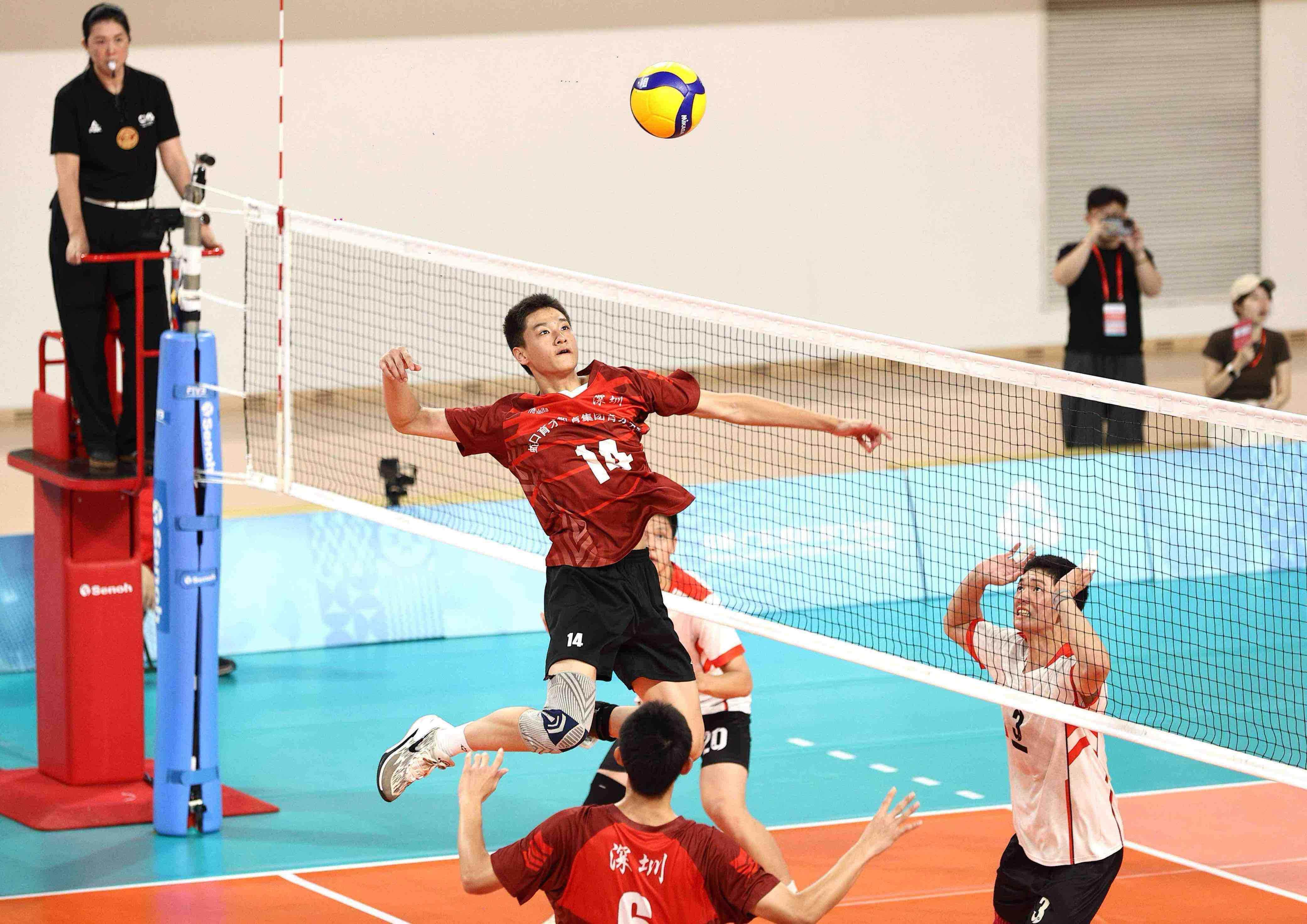 热门球队巅峰对决，球员技艺娴熟打出高水平比赛的简单介绍