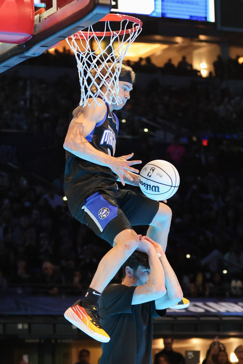 热门球队巅峰对决，球员技艺娴熟打出高水平比赛的简单介绍