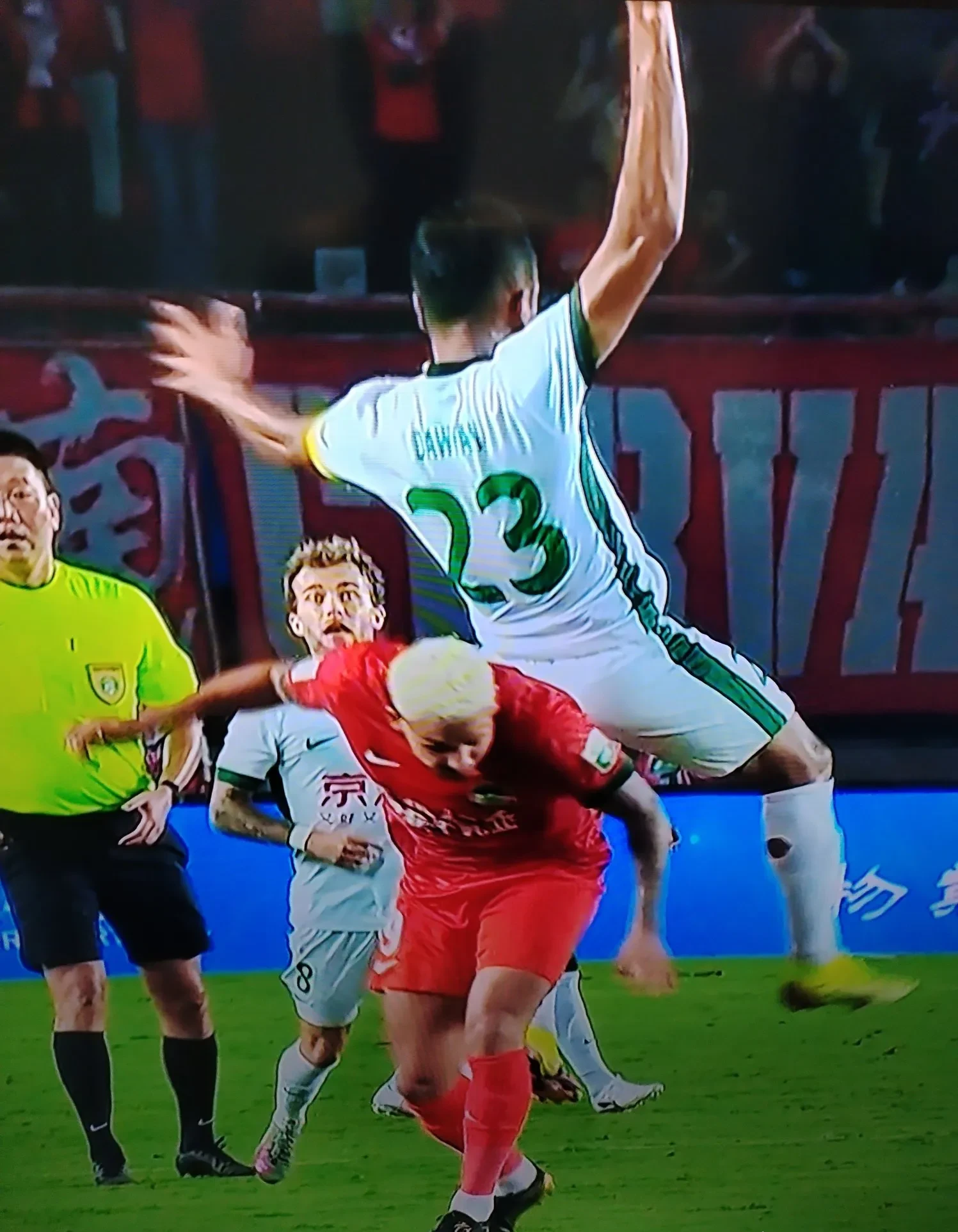 关于强强对话的足球赛事掀起球迷狂热的信息