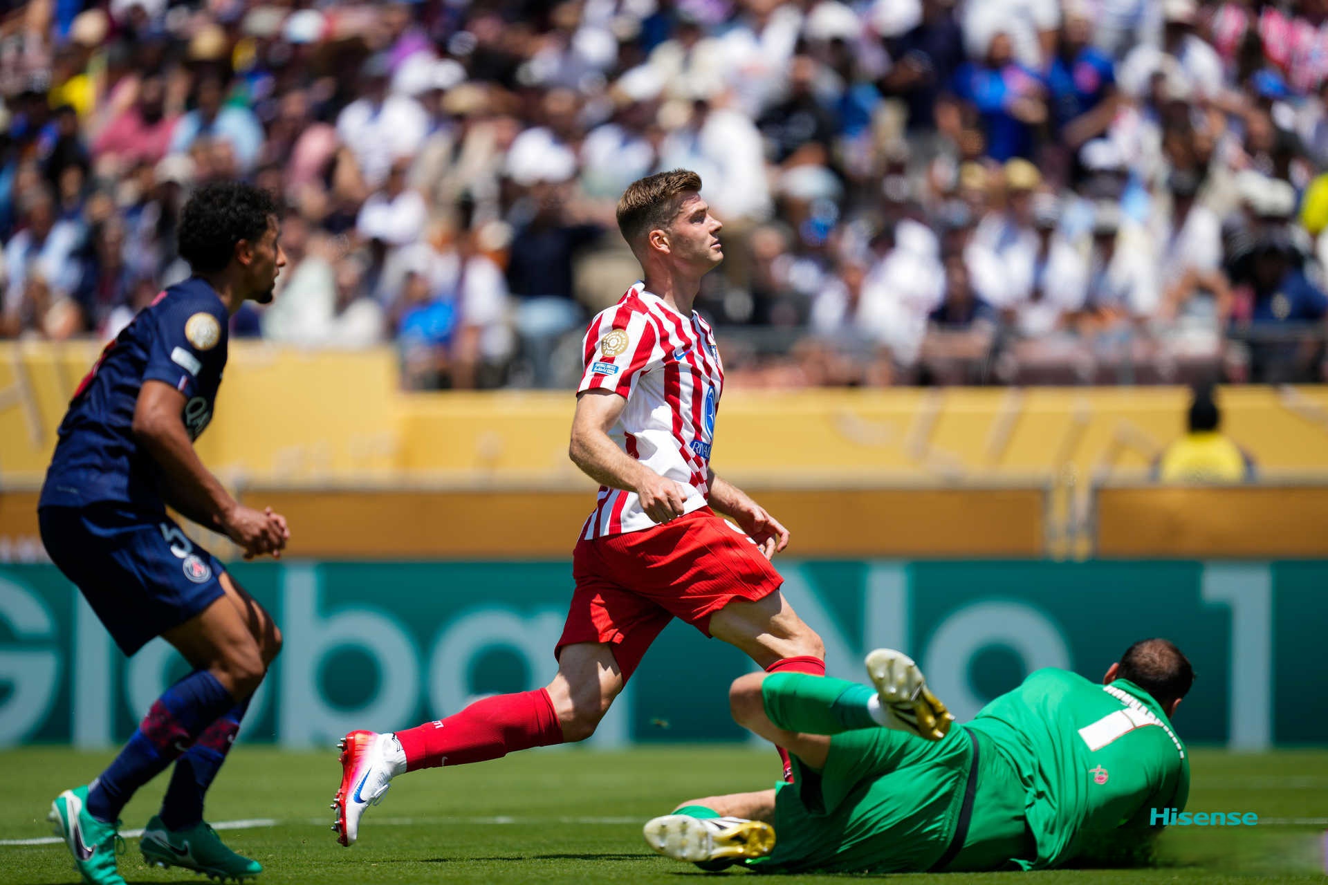 包含圣埃蒂安三球大胜，控球优势明显，取得胜利势头的词条