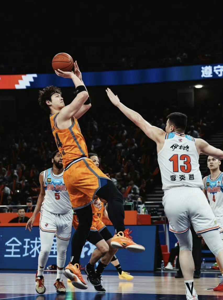 C7娱乐-辽宁宏运队战术调整频繁，球员状态波动较大(辽宁宏运球员名单)